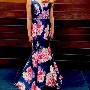 Gorgeous prom dress. Long with mermaid tale style. Size x small.
